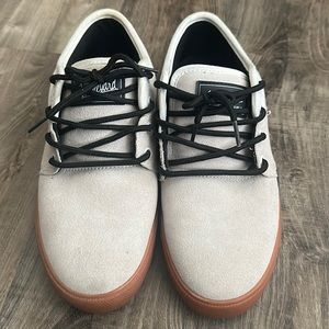 Globe mahalo men’s suede skate shoe